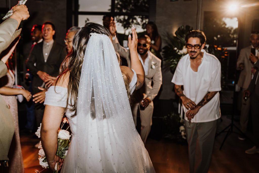 Indonesische bruiloft met een christelijke trouwfotograaf een prachtige trouwdienst en natuurlijk indonesische hapjes