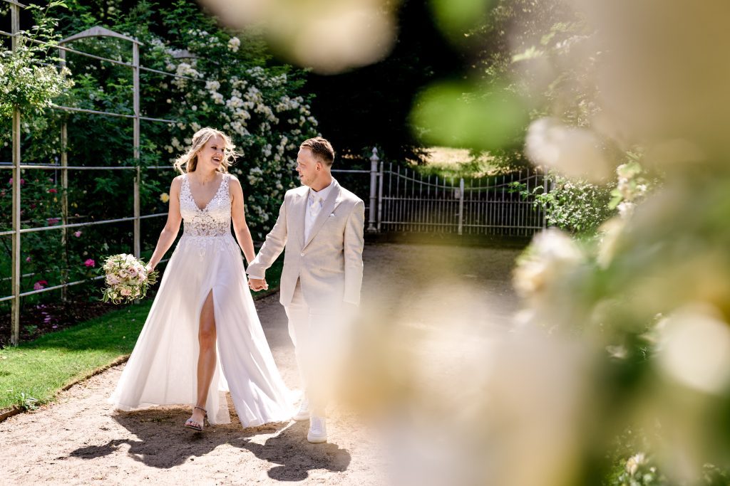 buiten bruiloft trouwen in de tuin Groot Warnsborn